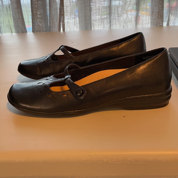 Thom McAn size 11 Black Mary Janes - Picture 3 of 8